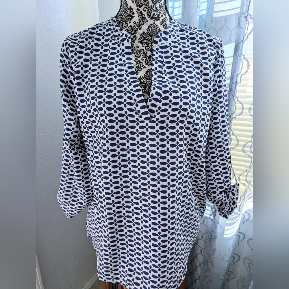 Abstract V Neck Top Navy & White